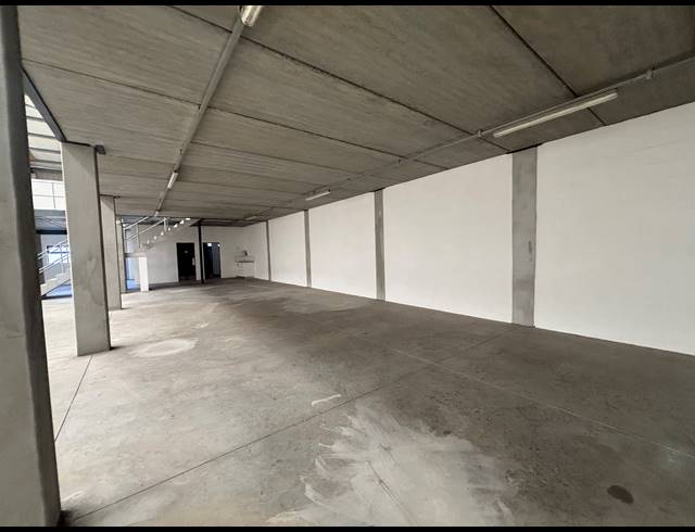 606M² WAREHOUSE TO LET IN STIKLAND INDUSTRIAL